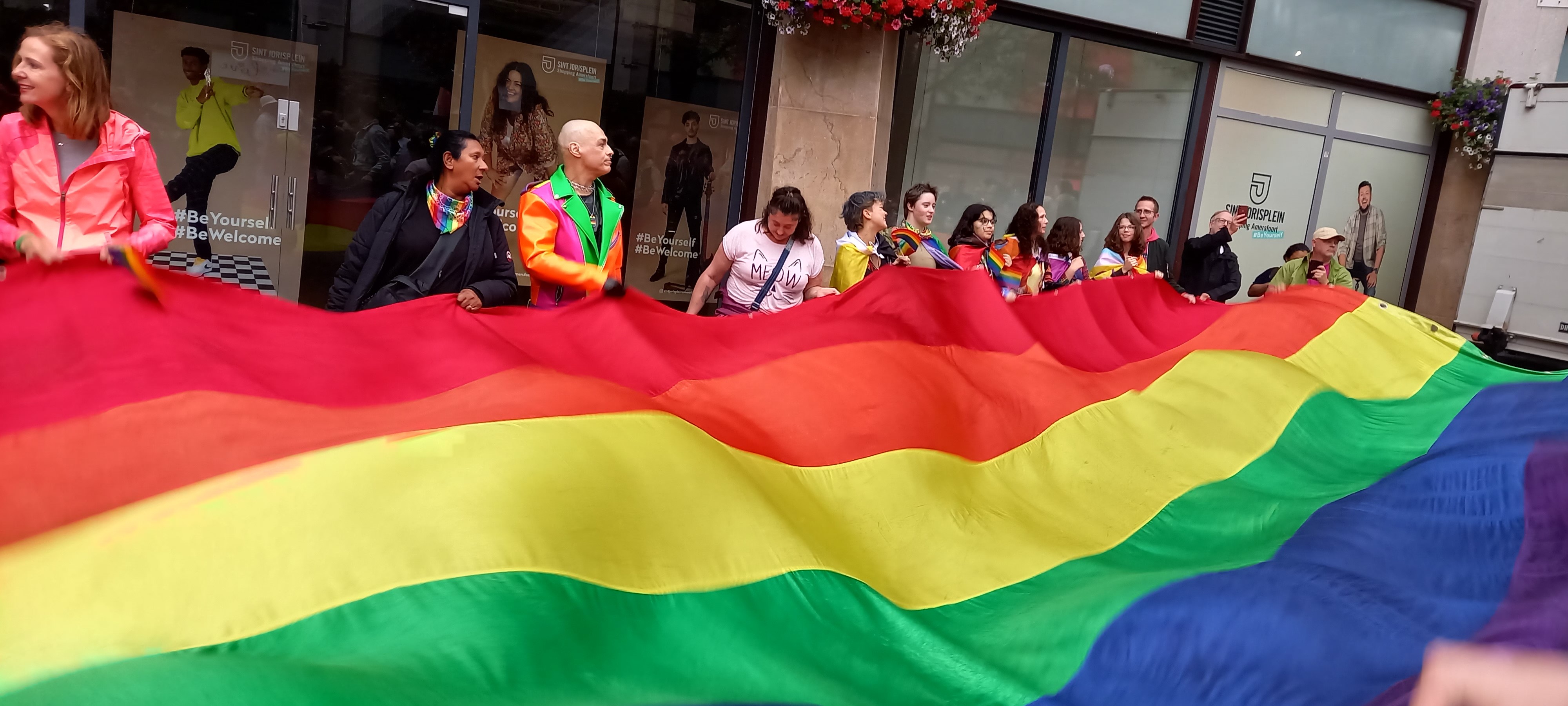 Pride vlag op het St. Jorisplein in Amersfoort - 27 juli 2023